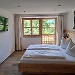 Gaestehaus Becher, Kreuth-point *